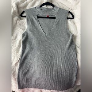 GUESS Grey Sleeveless Sweater Top. Size XL.